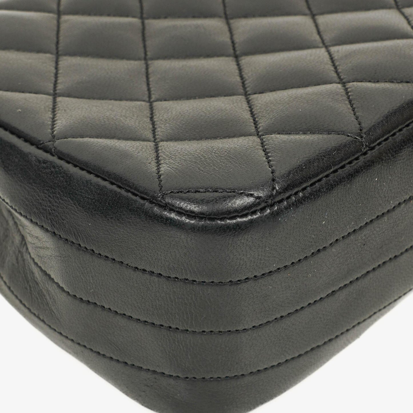 Chanel Classic Half Moon Single Flap Bag aus schwarzem gestepptem Lammleder mit 24K vergoldeten Beschlägen