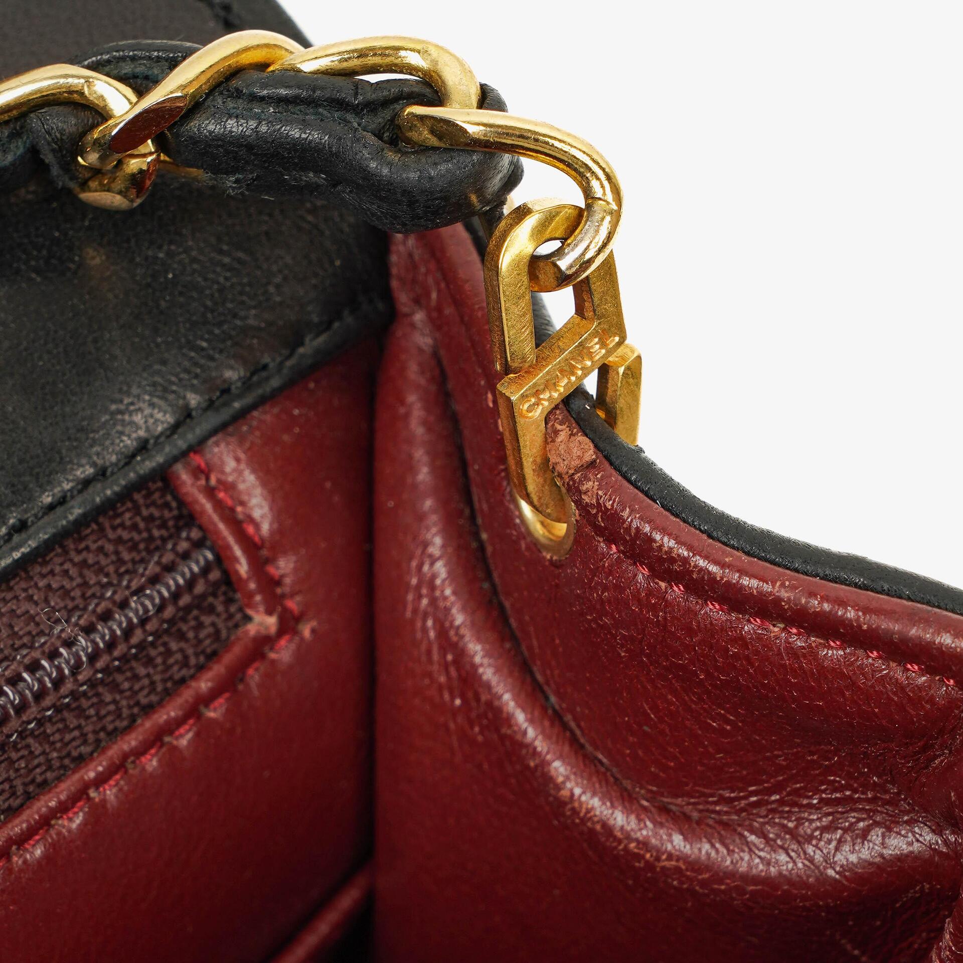 Chanel Classic Half Moon Single Flap Bag aus schwarzem gestepptem Lammleder mit 24K vergoldeten Beschlägen