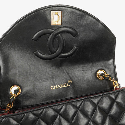 Chanel Classic Half Moon Single Flap Bag aus schwarzem gestepptem Lammleder mit 24K vergoldeten Beschlägen
