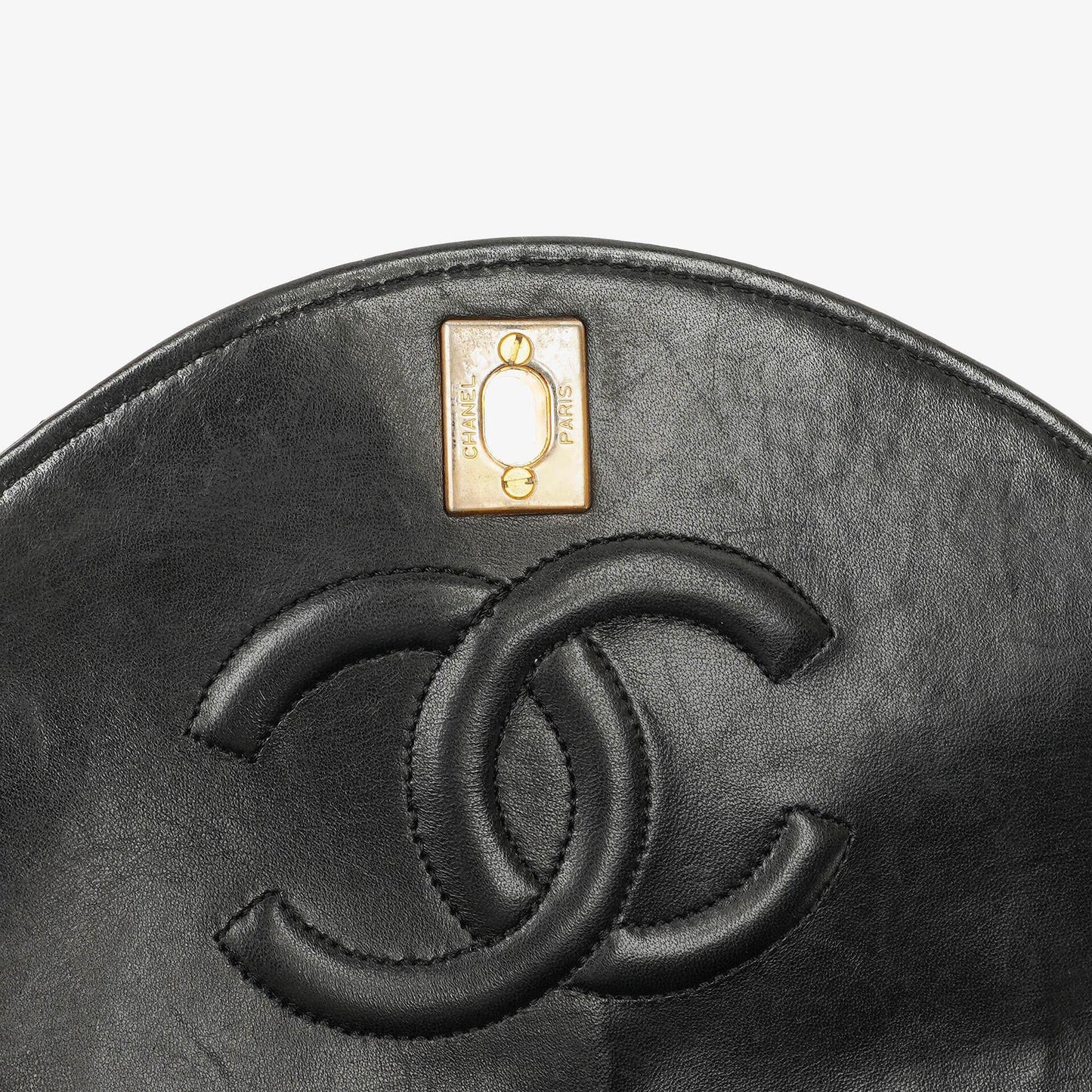 Chanel Classic Half Moon Single Flap Bag aus schwarzem gestepptem Lammleder mit 24K vergoldeten Beschlägen