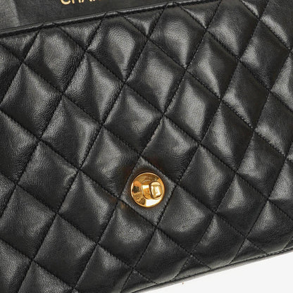 Chanel Classic Half Moon Single Flap Bag aus schwarzem gestepptem Lammleder mit 24K vergoldeten Beschlägen