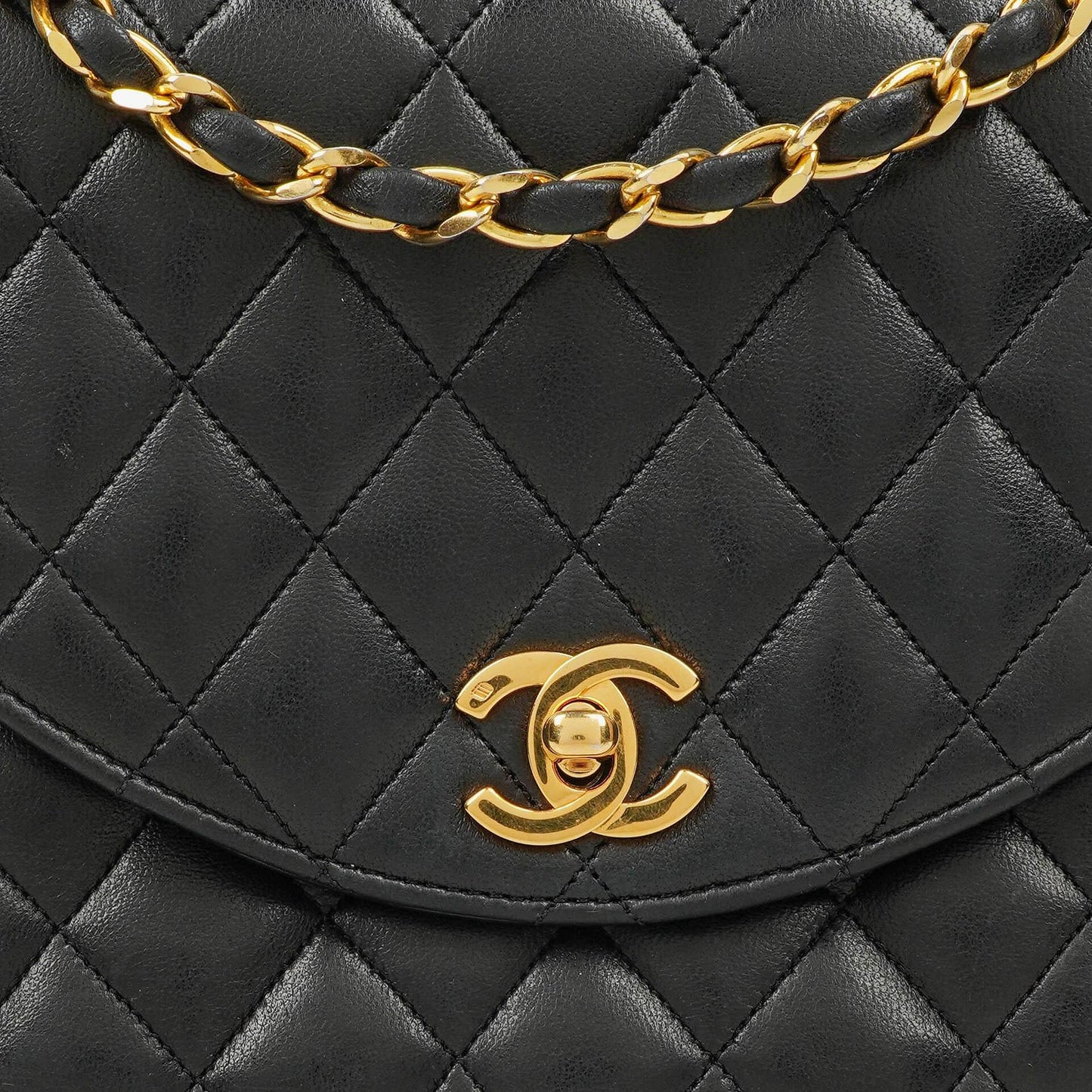 Chanel Classic Half Moon Single Flap Bag aus schwarzem gestepptem Lammleder mit 24K vergoldeten Beschlägen
