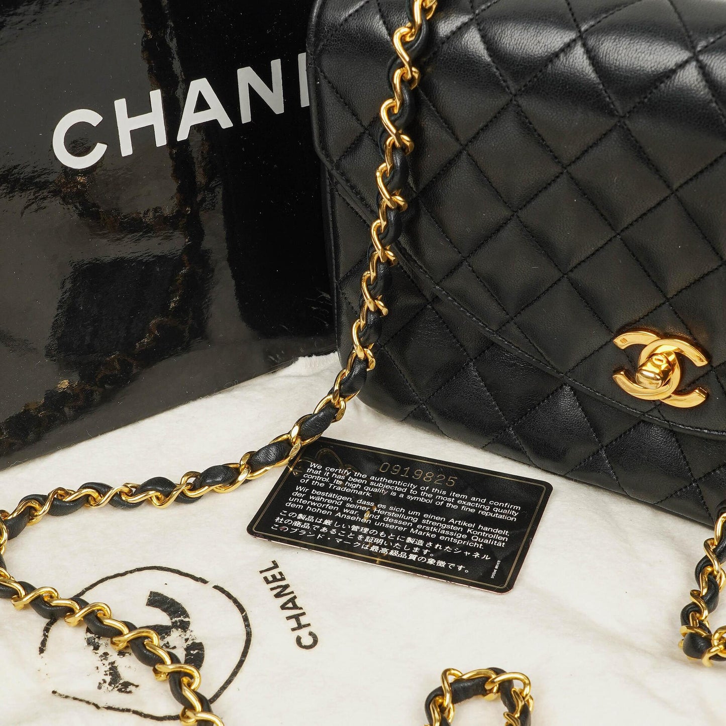 Chanel Classic Half Moon Single Flap Bag aus schwarzem gestepptem Lammleder mit 24K vergoldeten Beschlägen