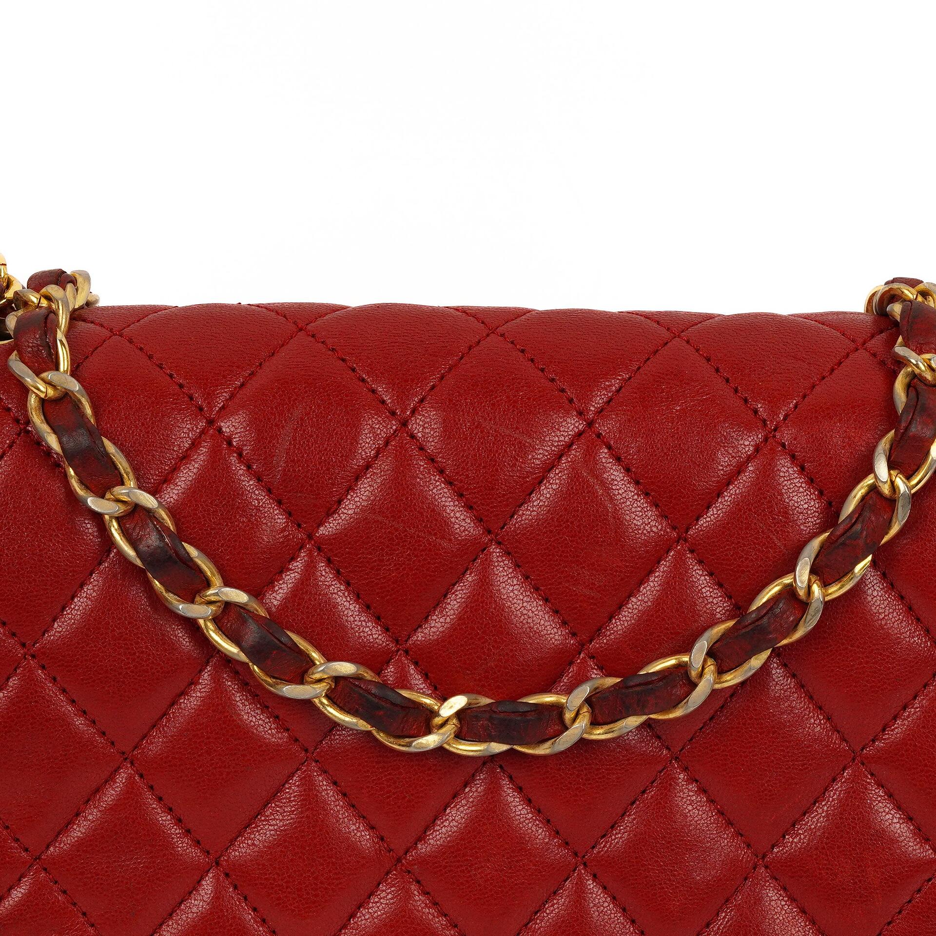 Chanel Klassische Halbmond Einzelklappen Tasche Rote gesteppte Lammleder mit 24K vergoldeten Beschlägen Gut