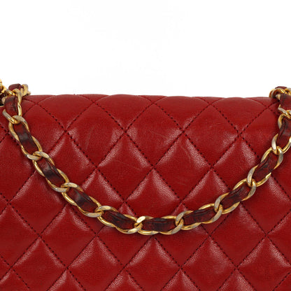 Chanel Klassische Halbmond Einzelklappen Tasche Rote gesteppte Lammleder mit 24K vergoldeten Beschlägen Gut