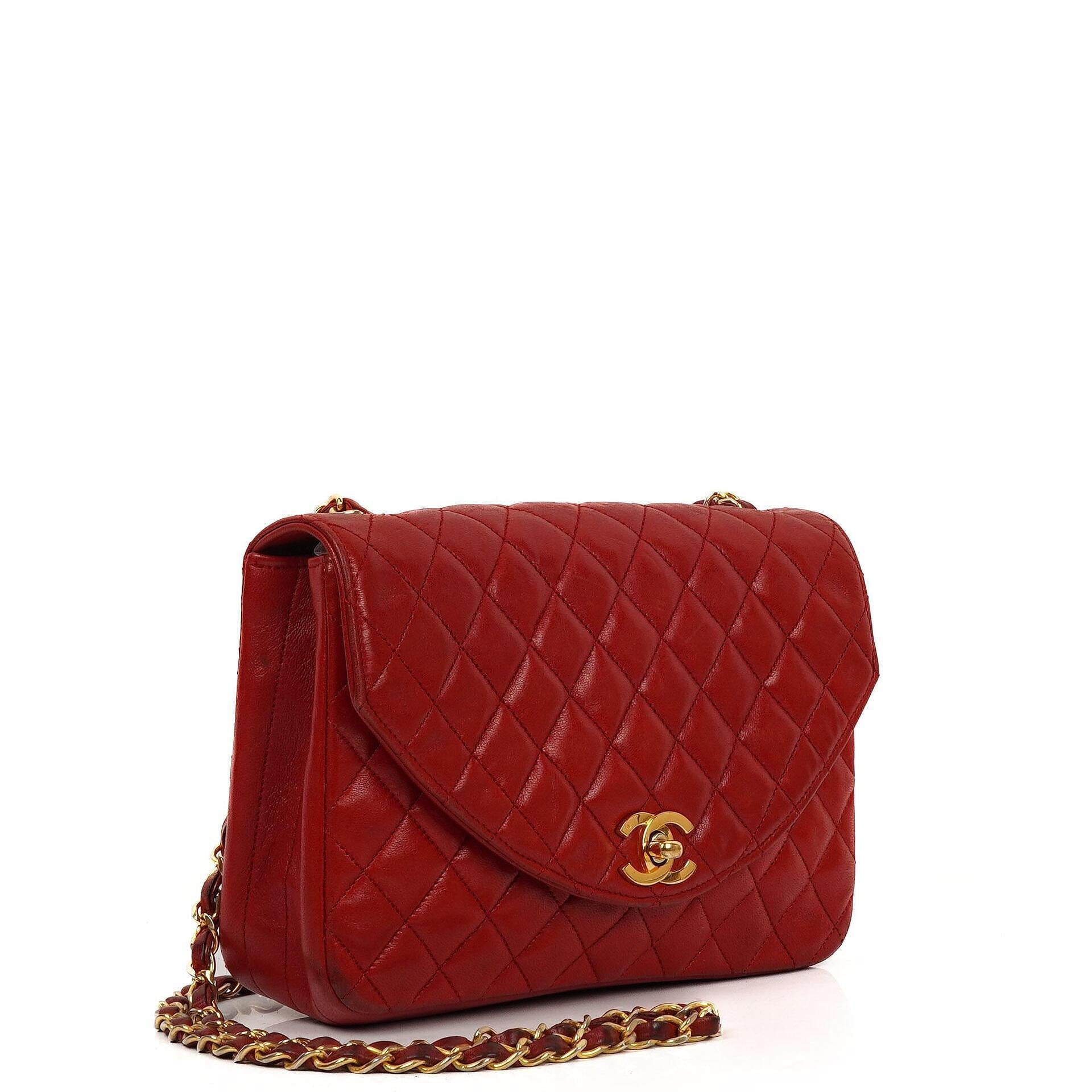 Chanel Klassische Halbmond Einzelklappen Tasche Rote gesteppte Lammleder mit 24K vergoldeten Beschlägen Gut
