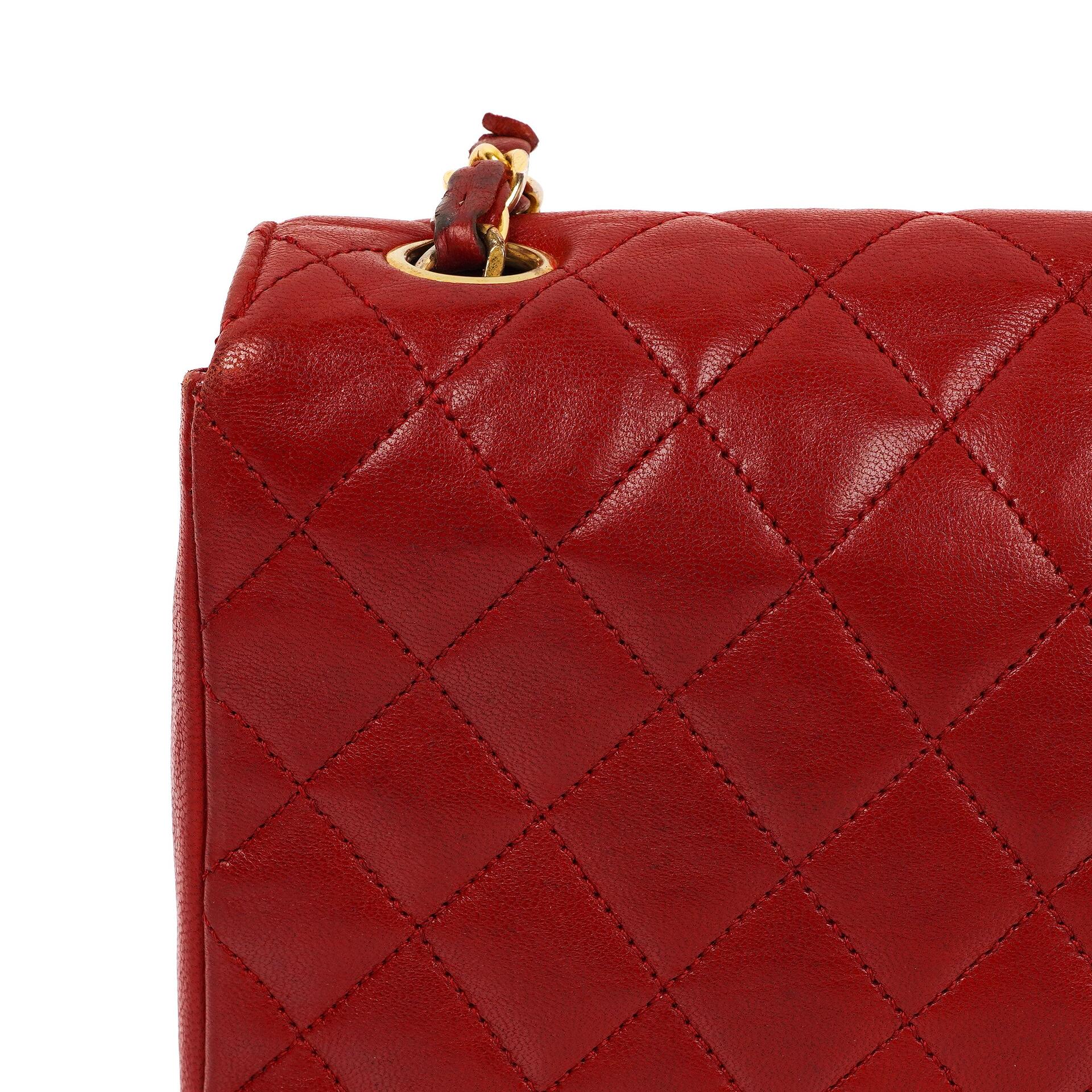 Chanel Klassische Halbmond Einzelklappen Tasche Rote gesteppte Lammleder mit 24K vergoldeten Beschlägen Gut