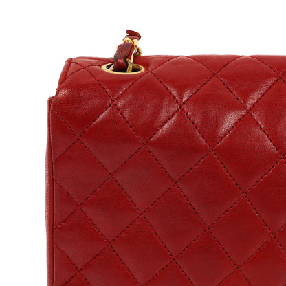 Chanel Klassische Halbmond Einzelklappen Tasche Rote gesteppte Lammleder mit 24K vergoldeten Beschlägen Gut