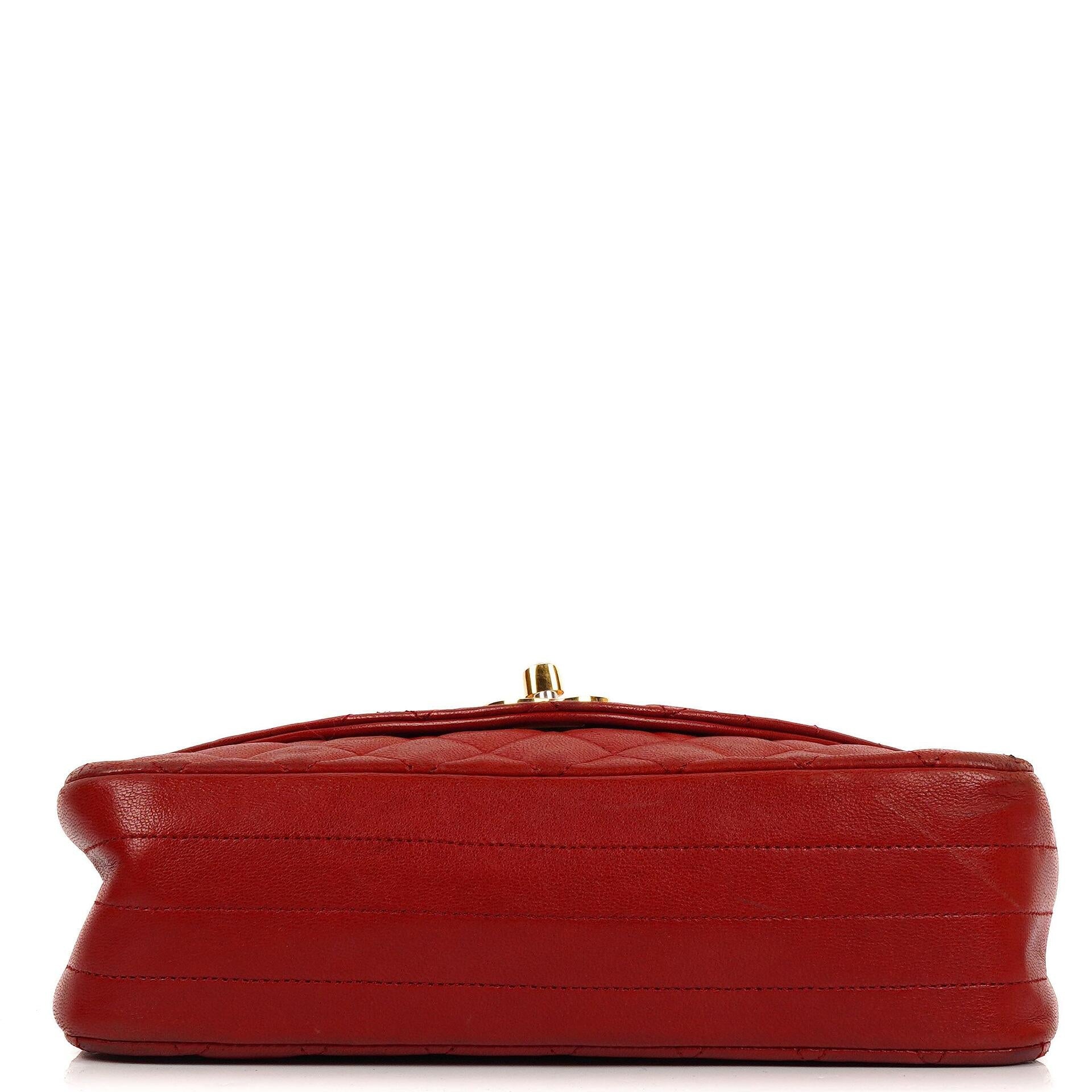 Chanel Klassische Halbmond Einzelklappen Tasche Rote gesteppte Lammleder mit 24K vergoldeten Beschlägen Gut