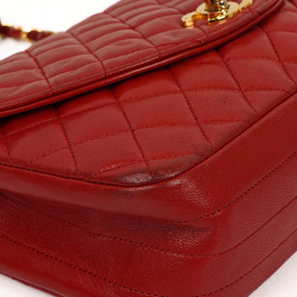 Chanel Klassische Halbmond Einzelklappen Tasche Rote gesteppte Lammleder mit 24K vergoldeten Beschlägen Gut