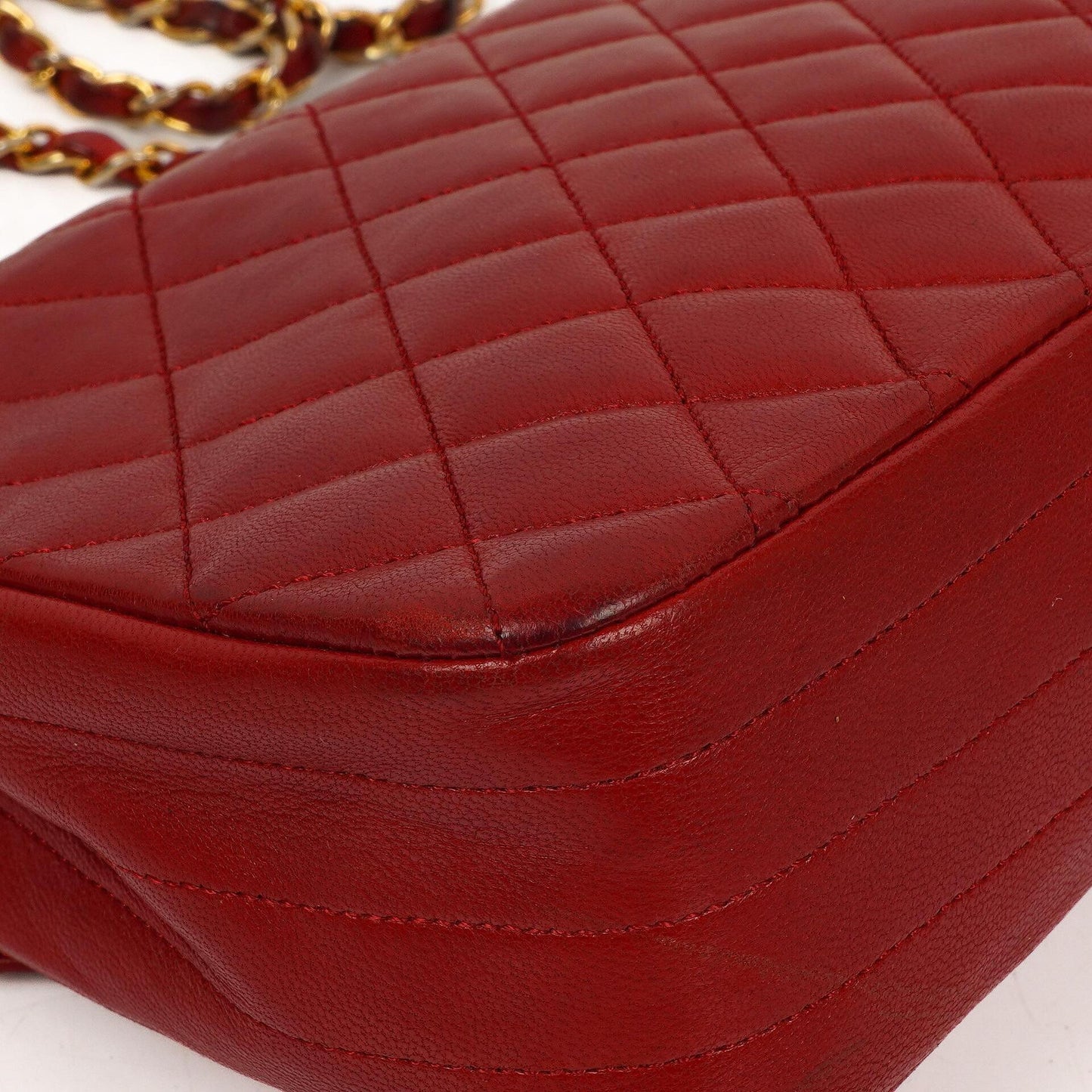 Chanel Klassische Halbmond Einzelklappen Tasche Rote gesteppte Lammleder mit 24K vergoldeten Beschlägen Gut
