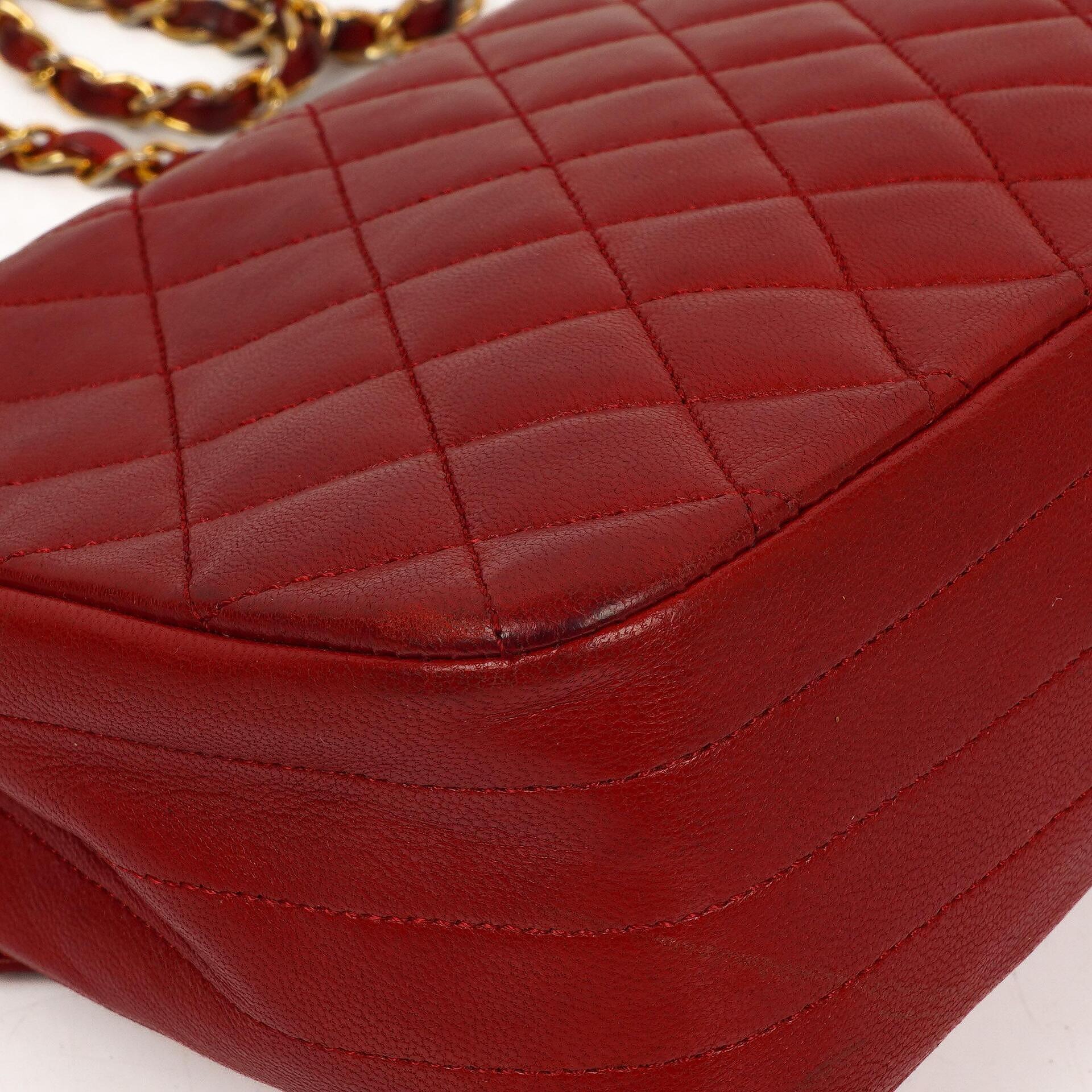 Chanel Klassische Halbmond Einzelklappen Tasche Rote gesteppte Lammleder mit 24K vergoldeten Beschlägen Gut