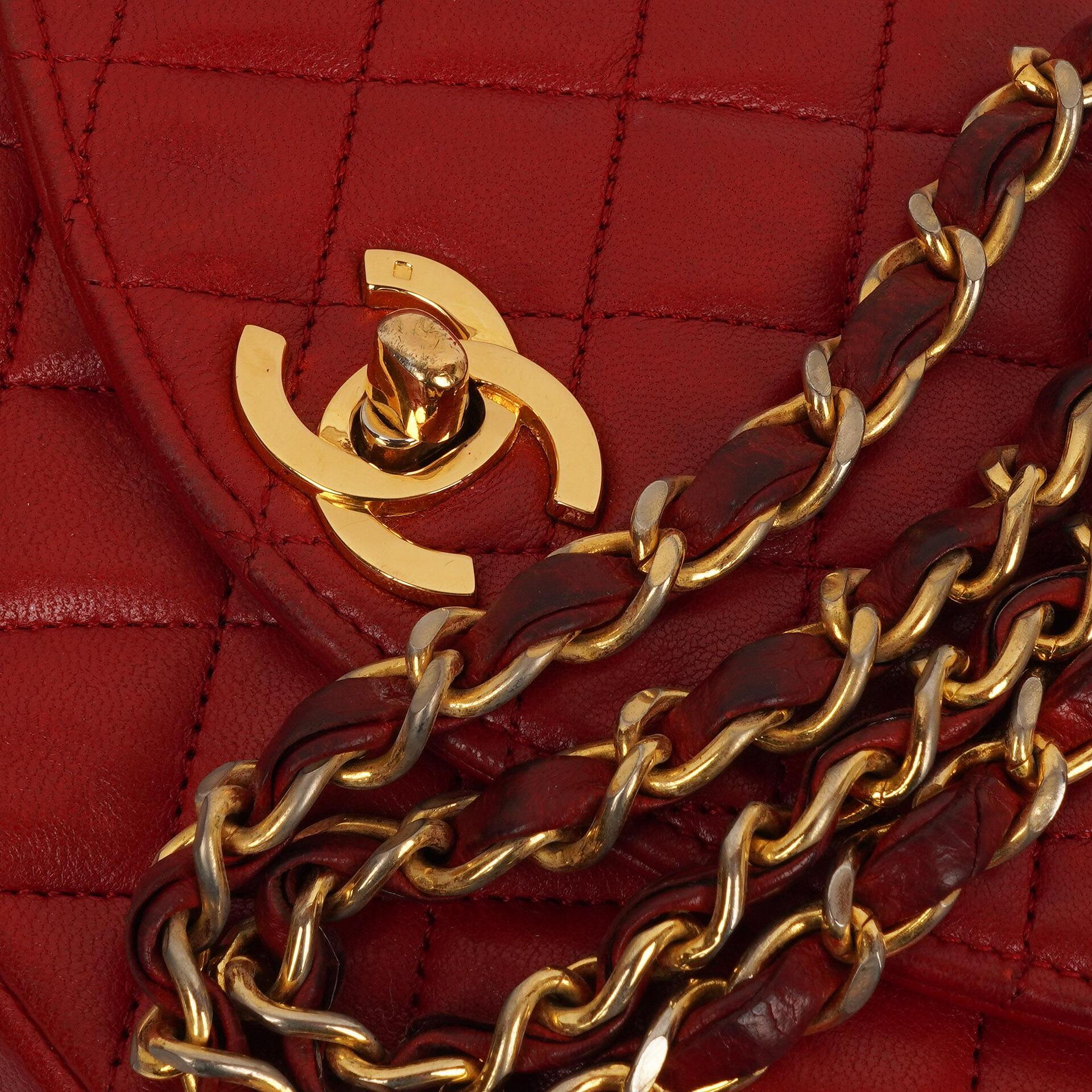 Chanel Klassische Halbmond Einzelklappen Tasche Rote gesteppte Lammleder mit 24K vergoldeten Beschlägen Gut