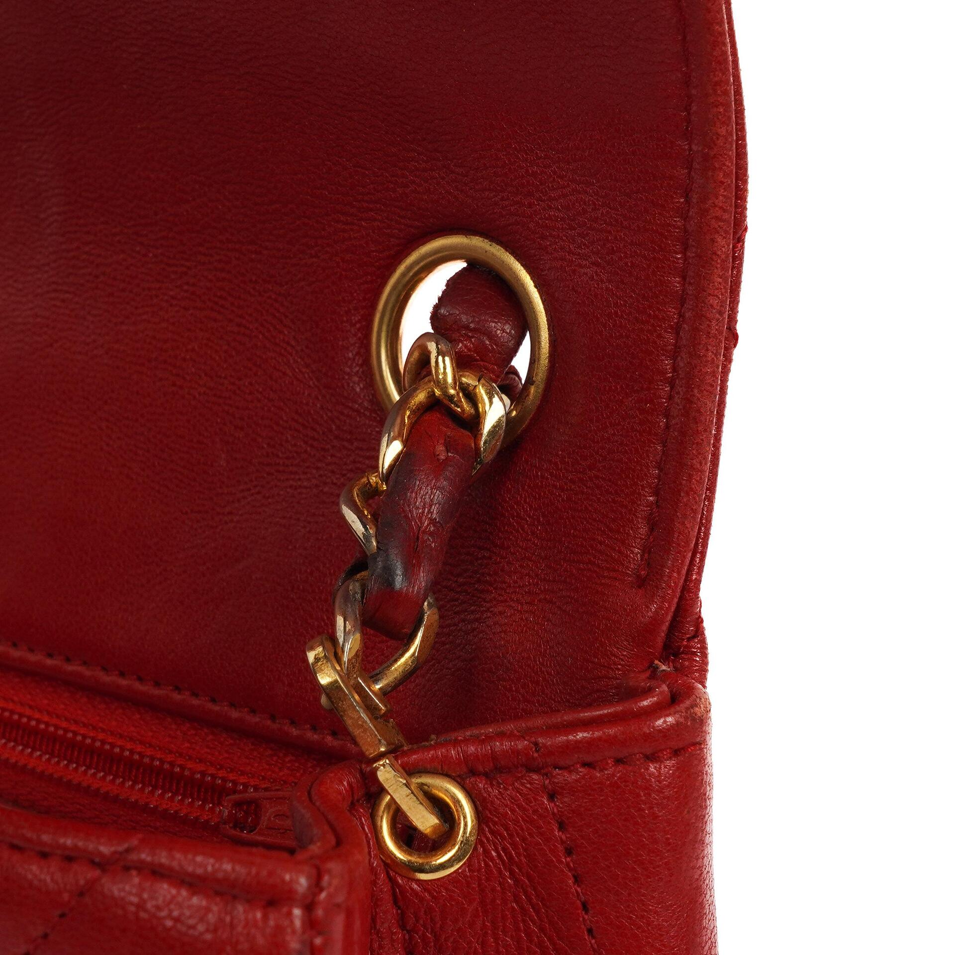 Chanel Klassische Halbmond Einzelklappen Tasche Rote gesteppte Lammleder mit 24K vergoldeten Beschlägen Gut