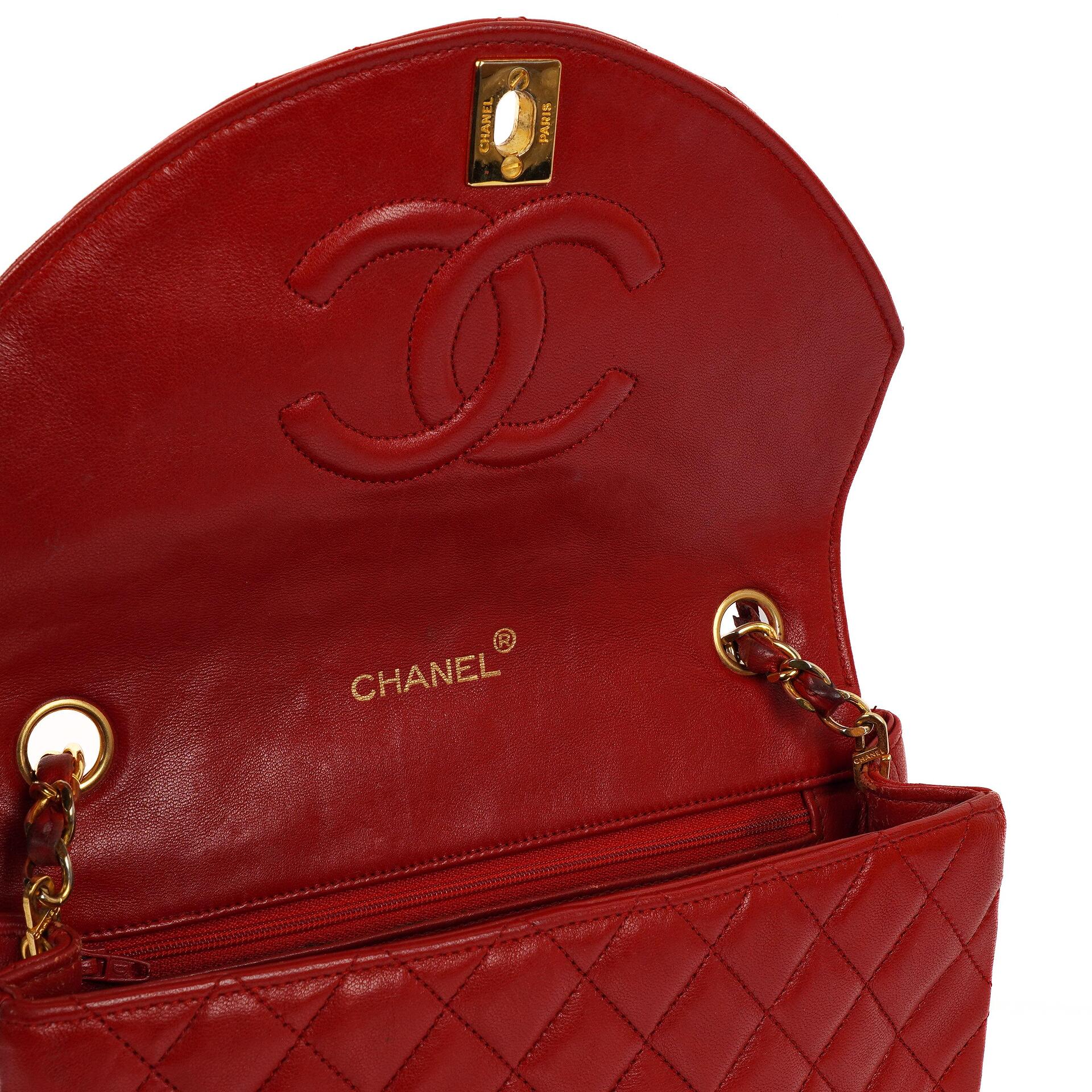 Chanel Klassische Halbmond Einzelklappen Tasche Rote gesteppte Lammleder mit 24K vergoldeten Beschlägen Gut
