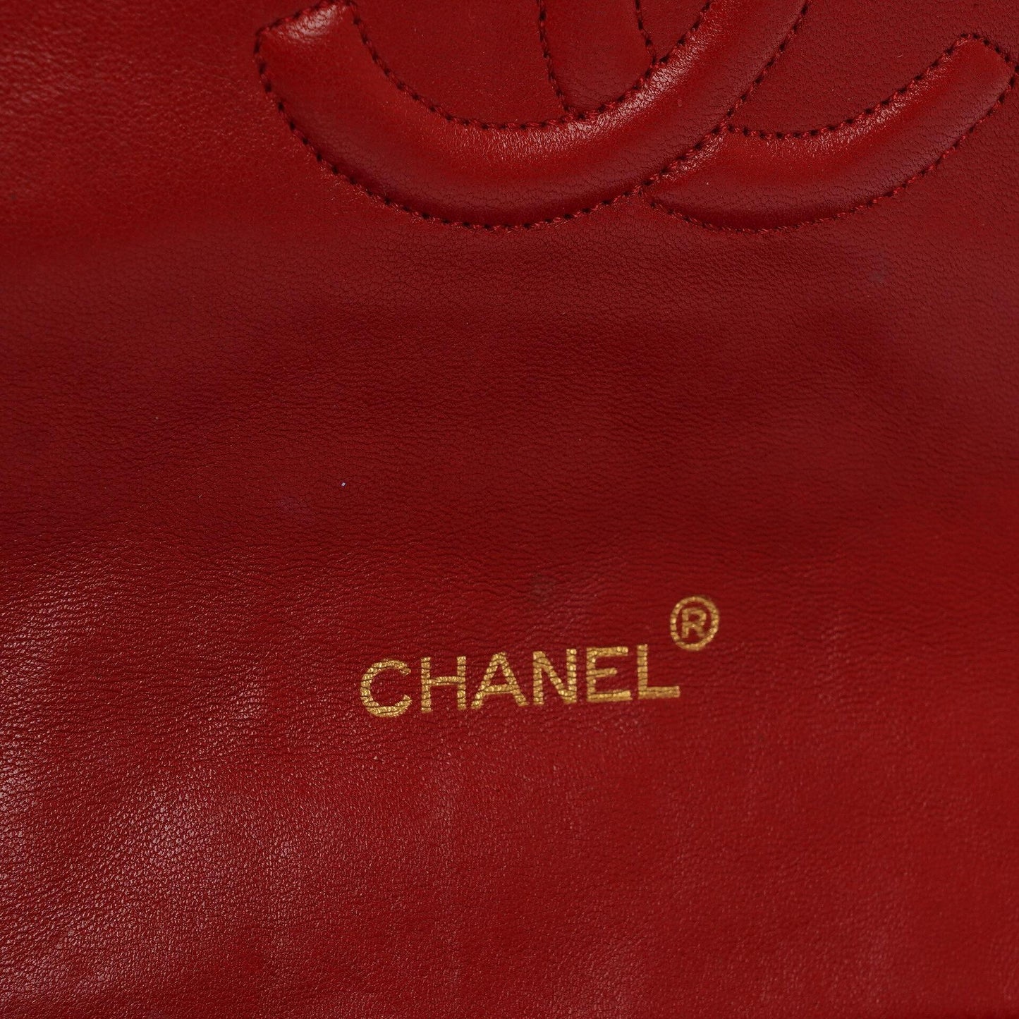 Chanel Klassische Halbmond Einzelklappen Tasche Rote gesteppte Lammleder mit 24K vergoldeten Beschlägen Gut