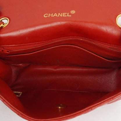 Chanel Klassische Halbmond Einzelklappen Tasche Rote gesteppte Lammleder mit 24K vergoldeten Beschlägen Gut