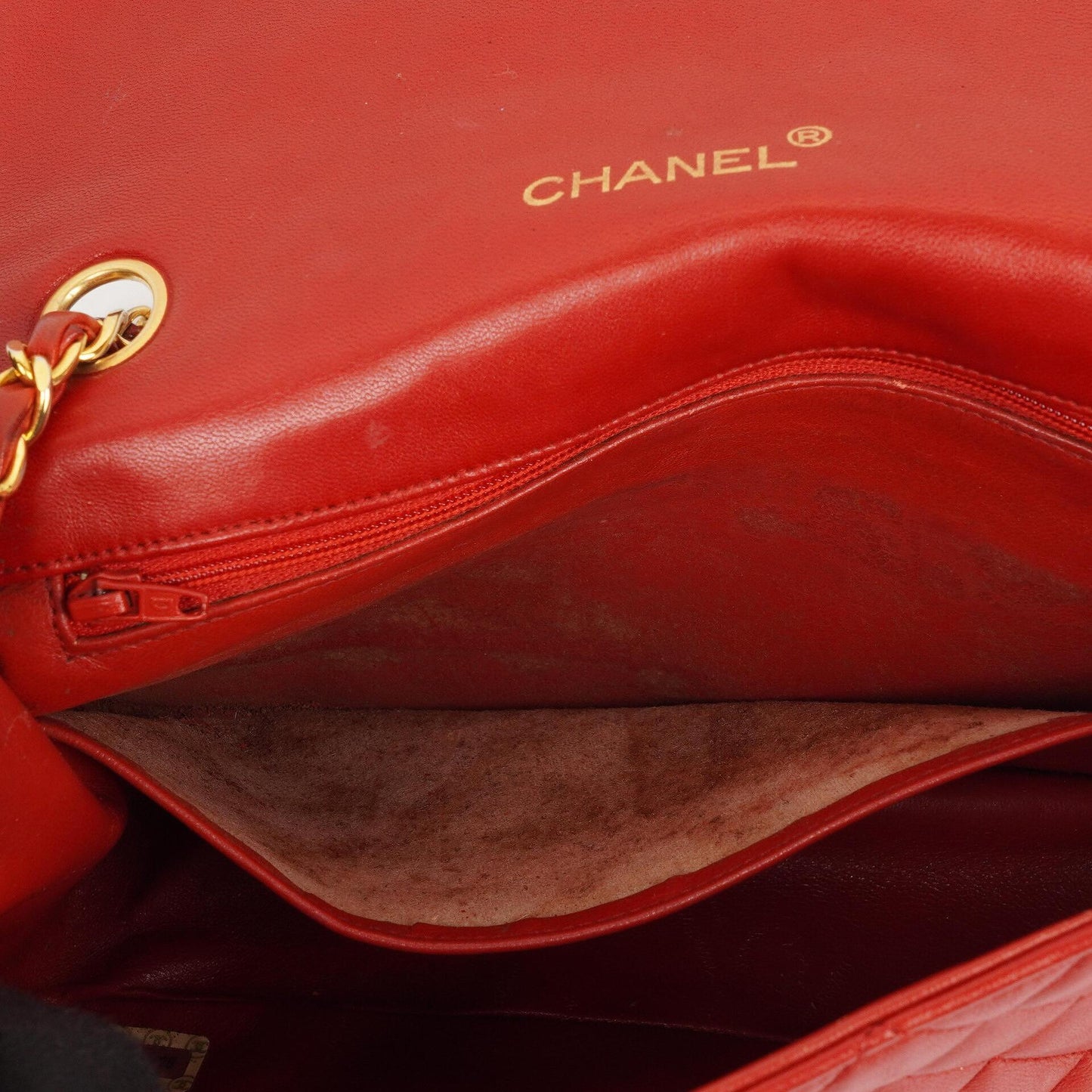 Chanel Klassische Halbmond Einzelklappen Tasche Rote gesteppte Lammleder mit 24K vergoldeten Beschlägen Gut