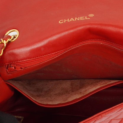 Chanel Klassische Halbmond Einzelklappen Tasche Rote gesteppte Lammleder mit 24K vergoldeten Beschlägen Gut