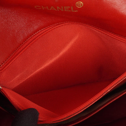 Chanel Klassische Halbmond Einzelklappen Tasche Rote gesteppte Lammleder mit 24K vergoldeten Beschlägen Gut