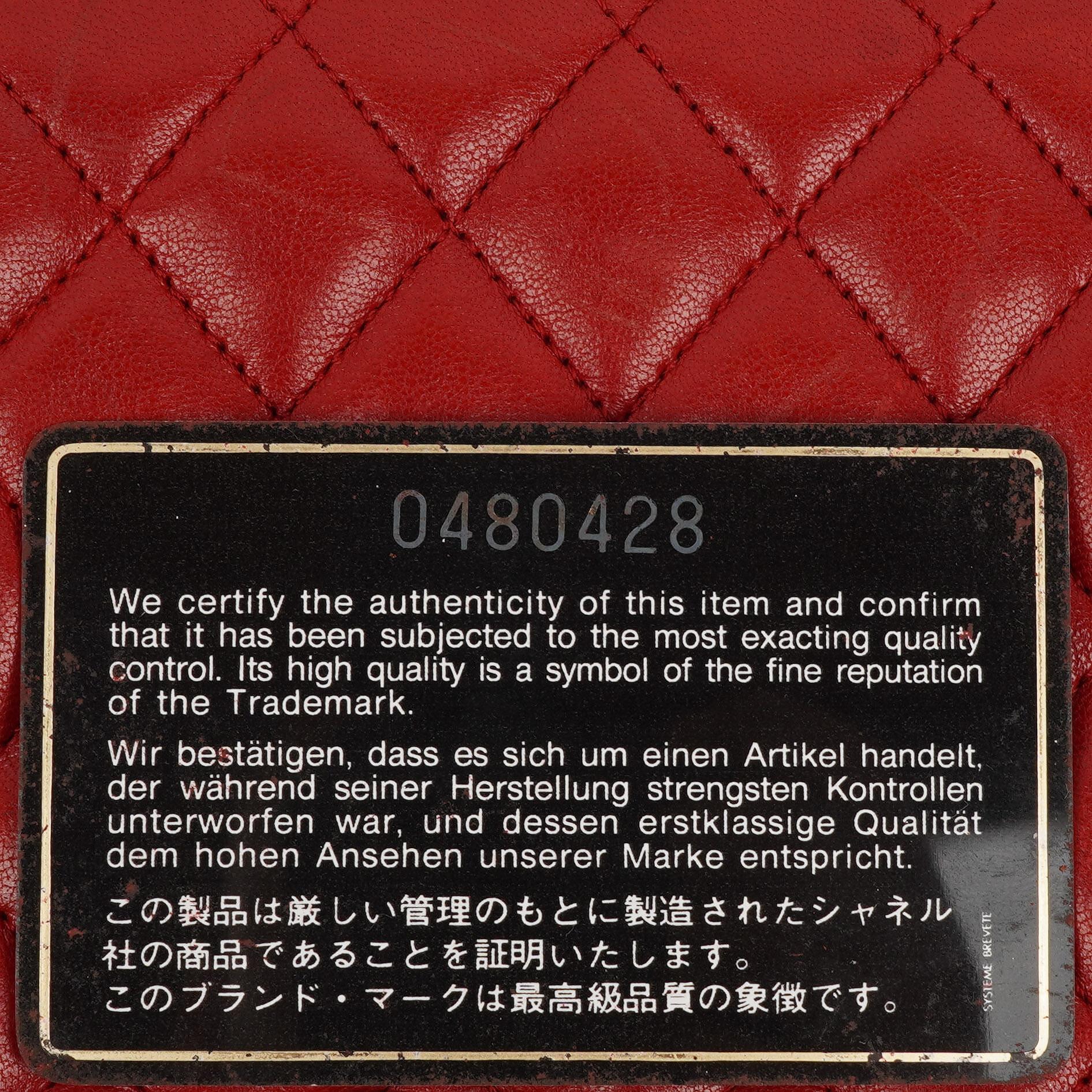 Chanel Klassische Halbmond Einzelklappen Tasche Rote gesteppte Lammleder mit 24K vergoldeten Beschlägen Gut