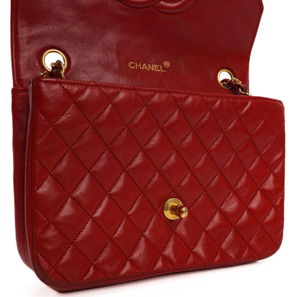 Chanel Klassische Halbmond Einzelklappen Tasche Rote gesteppte Lammleder mit 24K vergoldeten Beschlägen Gut