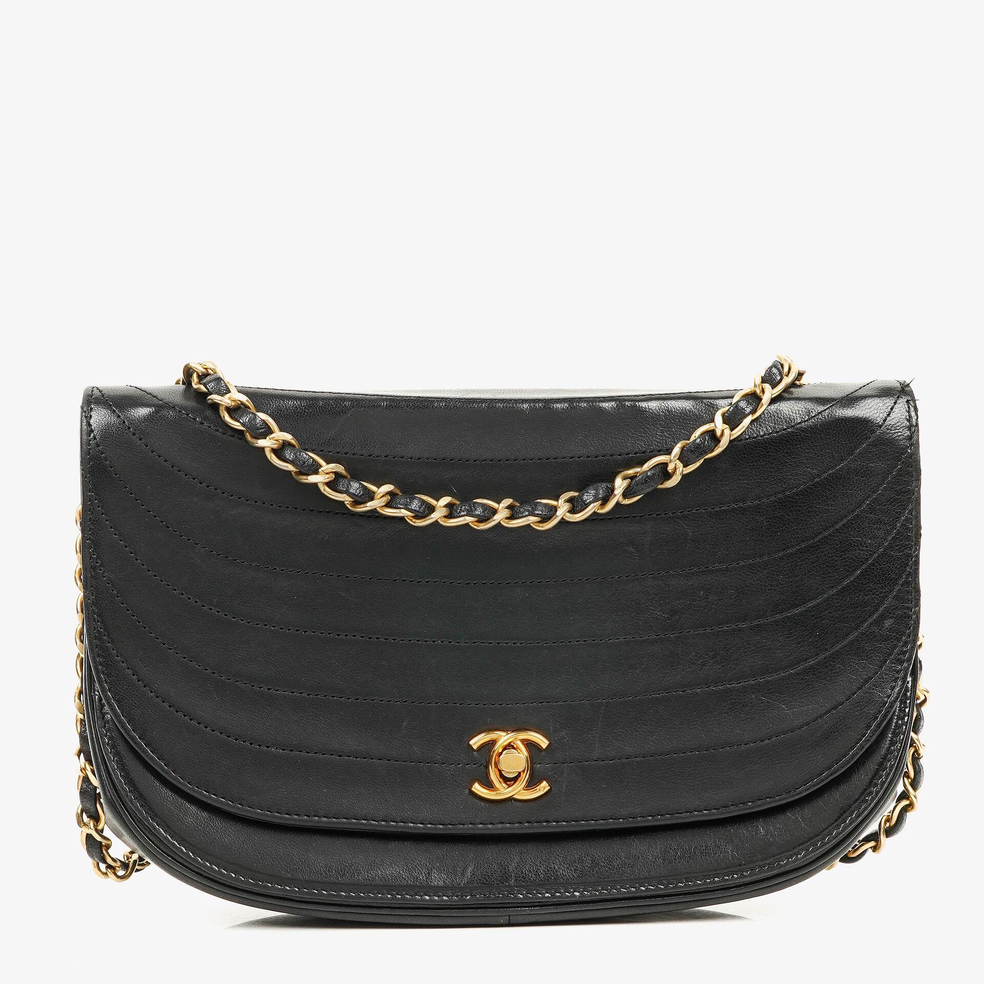 Chanel Classic Half Moon Flap Bag aus schwarzem Lammleder mit 24K vergoldeten Beschlägen