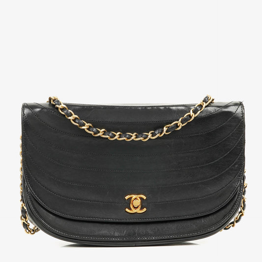 Chanel Classic Half Moon Flap Bag aus schwarzem Lammleder mit 24K vergoldeten Beschlägen