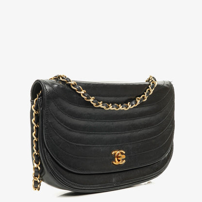 Chanel Classic Half Moon Flap Bag aus schwarzem Lammleder mit 24K vergoldeten Beschlägen