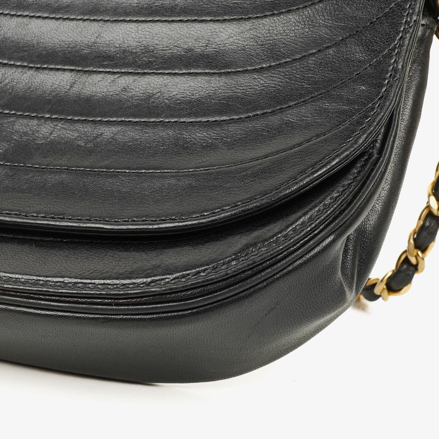 Chanel Classic Half Moon Flap Bag aus schwarzem Lammleder mit 24K vergoldeten Beschlägen