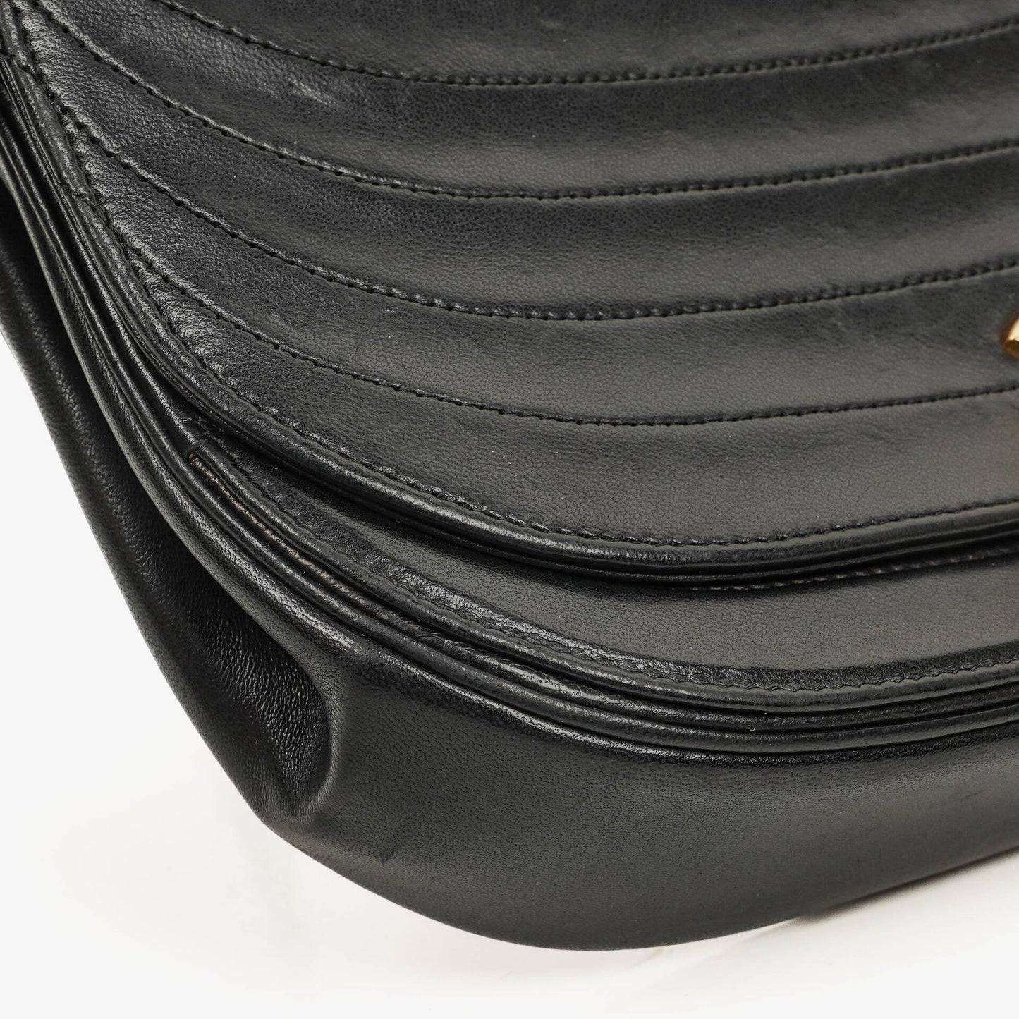 Chanel Classic Half Moon Flap Bag aus schwarzem Lammleder mit 24K vergoldeten Beschlägen