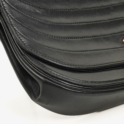 Chanel Classic Half Moon Flap Bag aus schwarzem Lammleder mit 24K vergoldeten Beschlägen