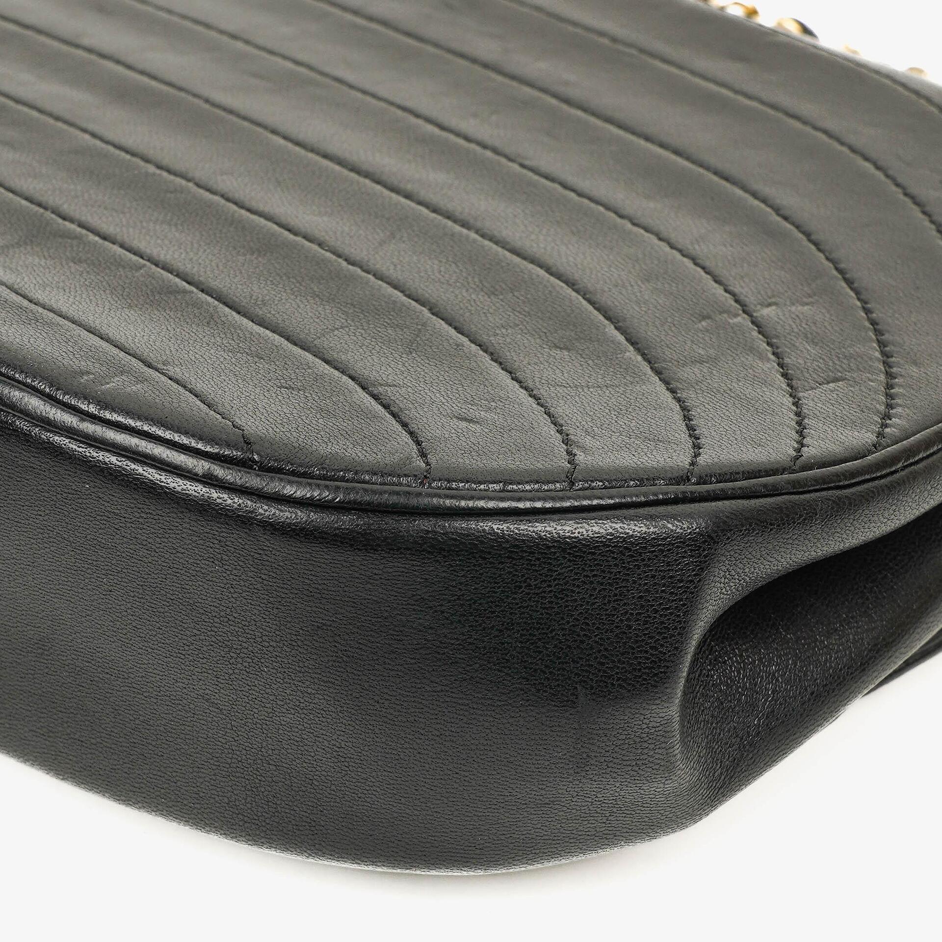Chanel Classic Half Moon Flap Bag aus schwarzem Lammleder mit 24K vergoldeten Beschlägen