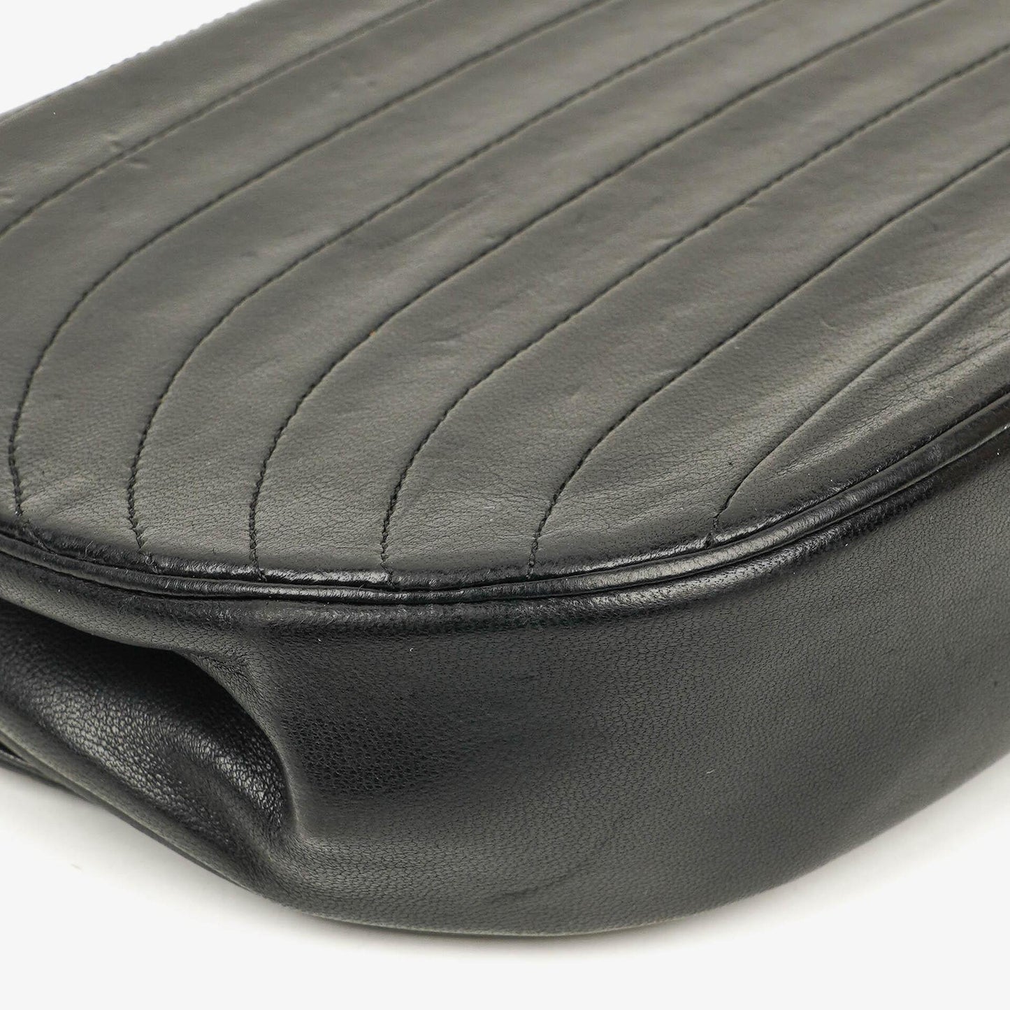 Chanel Classic Half Moon Flap Bag aus schwarzem Lammleder mit 24K vergoldeten Beschlägen