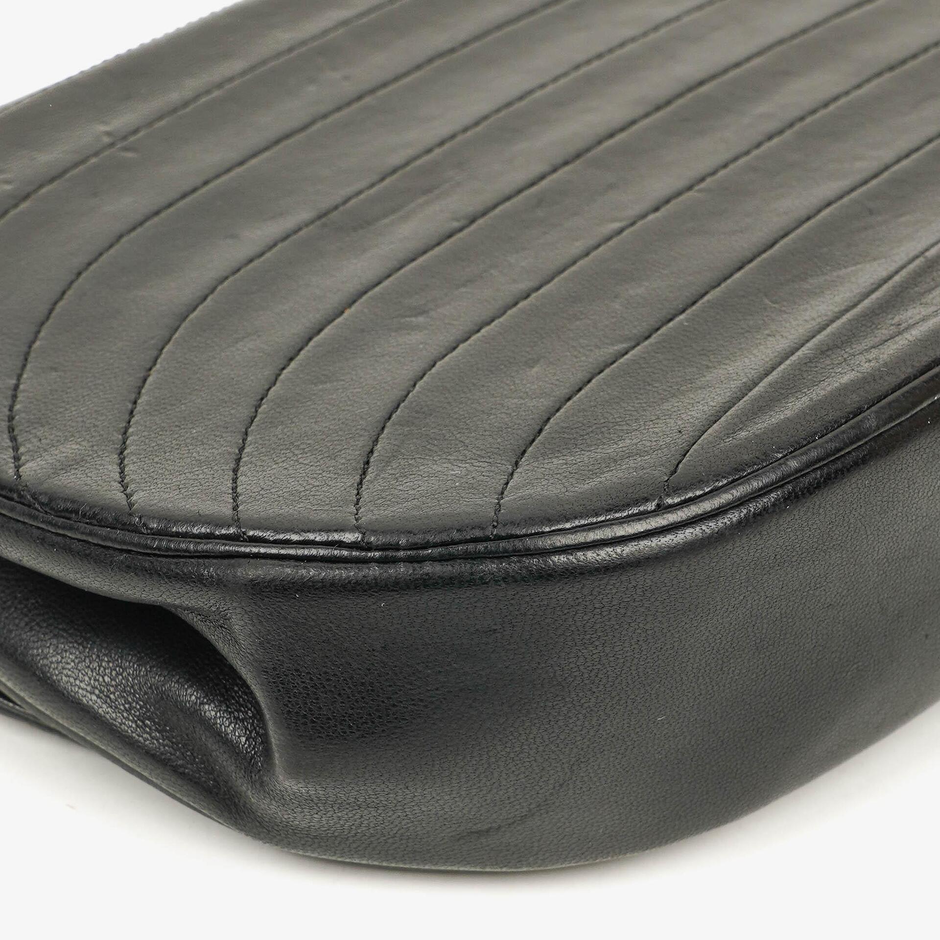 Chanel Classic Half Moon Flap Bag aus schwarzem Lammleder mit 24K vergoldeten Beschlägen