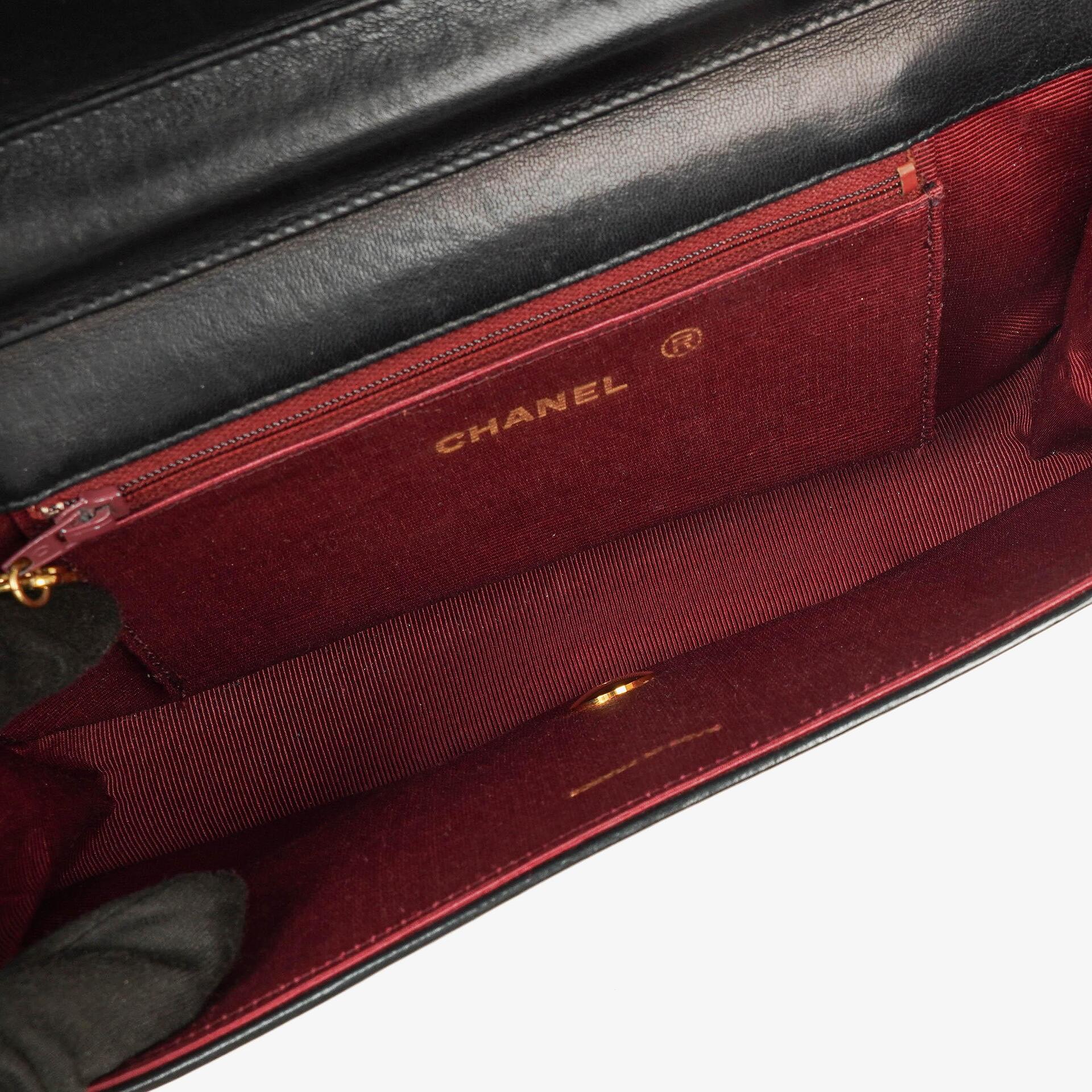 Chanel Classic Half Moon Flap Bag aus schwarzem Lammleder mit 24K vergoldeten Beschlägen