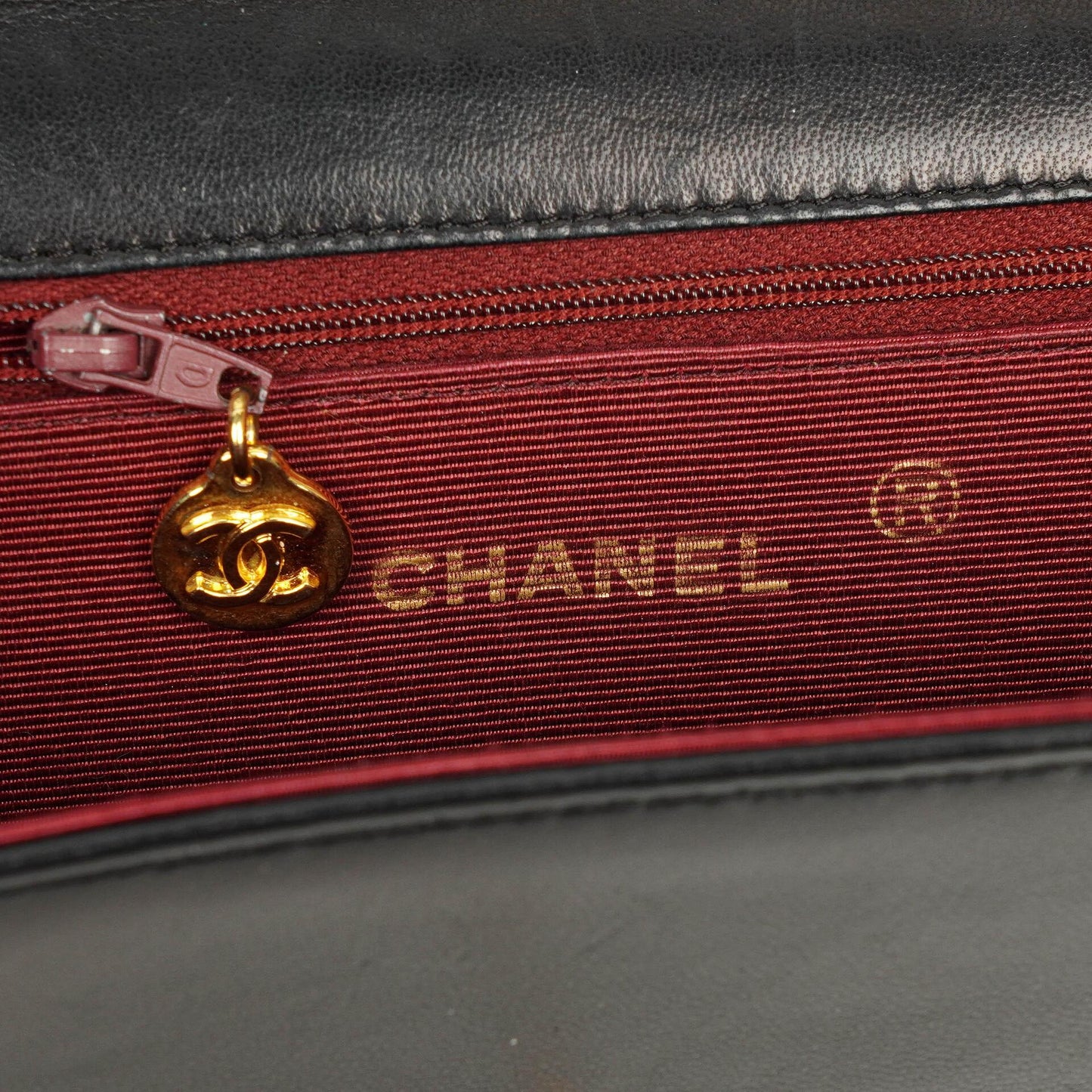 Chanel Classic Half Moon Flap Bag aus schwarzem Lammleder mit 24K vergoldeten Beschlägen