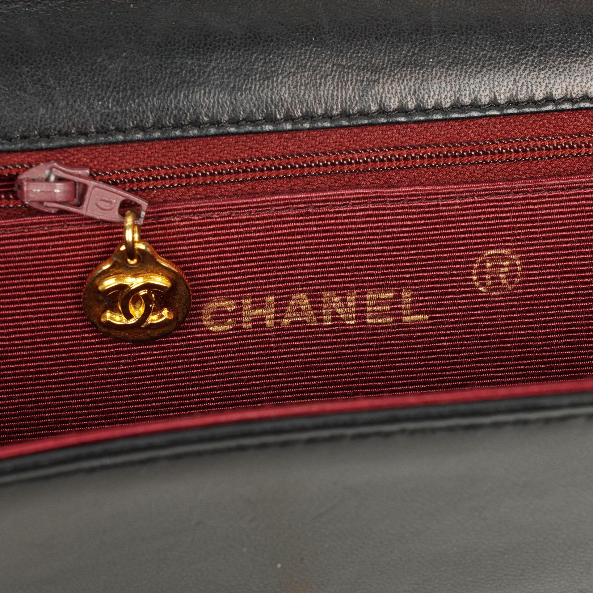 Chanel Classic Half Moon Flap Bag aus schwarzem Lammleder mit 24K vergoldeten Beschlägen