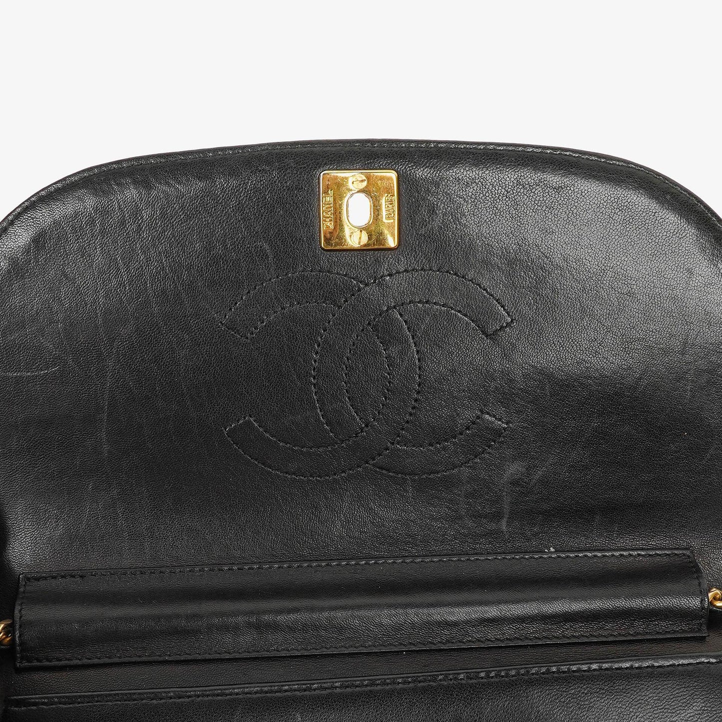 Chanel Classic Half Moon Flap Bag aus schwarzem Lammleder mit 24K vergoldeten Beschlägen