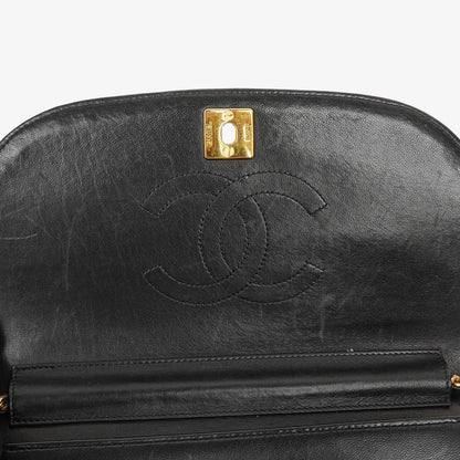 Chanel Classic Half Moon Flap Bag aus schwarzem Lammleder mit 24K vergoldeten Beschlägen