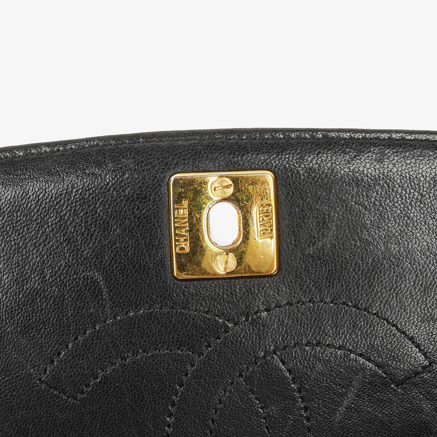 Chanel Classic Half Moon Flap Bag aus schwarzem Lammleder mit 24K vergoldeten Beschlägen