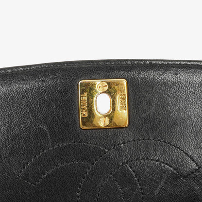 Chanel Classic Half Moon Flap Bag aus schwarzem Lammleder mit 24K vergoldeten Beschlägen