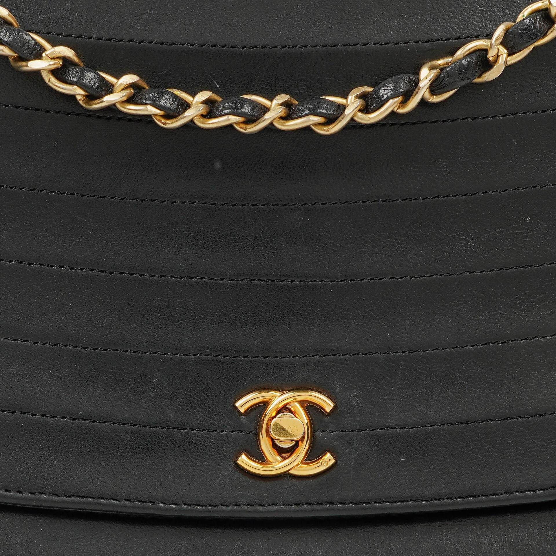 Chanel Classic Half Moon Flap Bag aus schwarzem Lammleder mit 24K vergoldeten Beschlägen