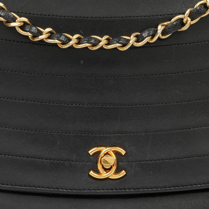 Chanel Classic Half Moon Flap Bag aus schwarzem Lammleder mit 24K vergoldeten Beschlägen