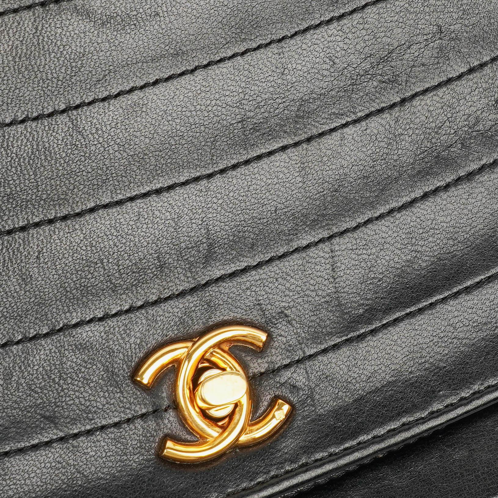 Chanel Classic Half Moon Flap Bag aus schwarzem Lammleder mit 24K vergoldeten Beschlägen