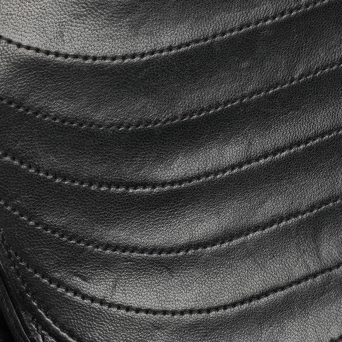 Chanel Classic Half Moon Flap Bag aus schwarzem Lammleder mit 24K vergoldeten Beschlägen