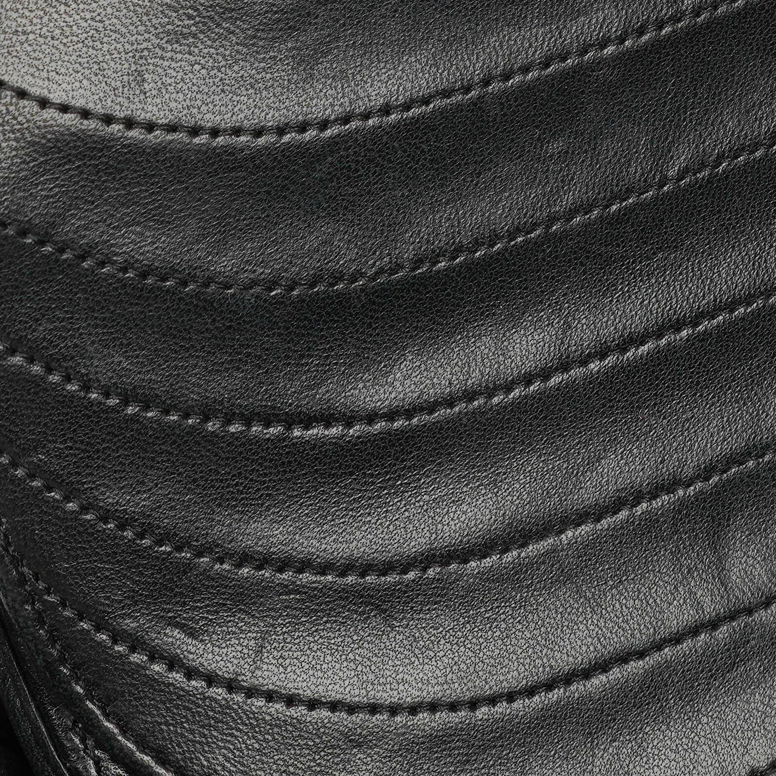 Chanel Classic Half Moon Flap Bag aus schwarzem Lammleder mit 24K vergoldeten Beschlägen