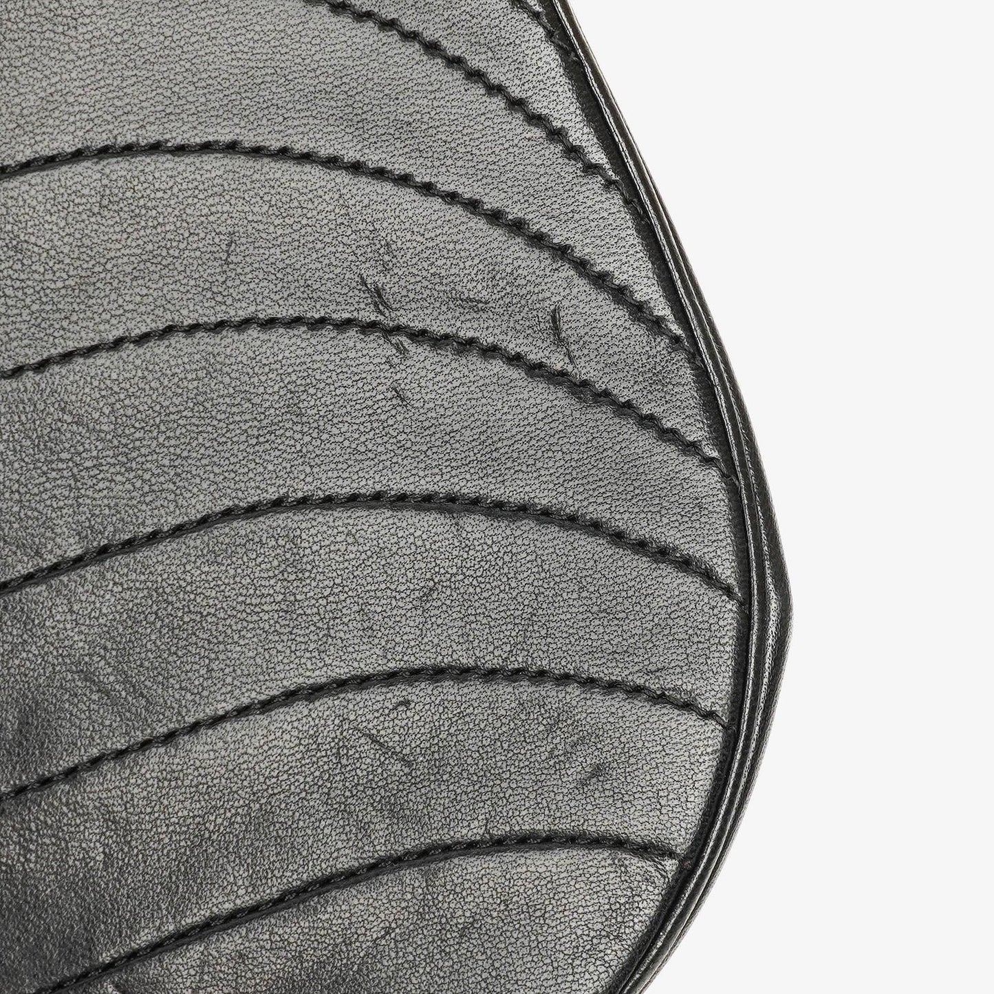 Chanel Classic Half Moon Flap Bag aus schwarzem Lammleder mit 24K vergoldeten Beschlägen
