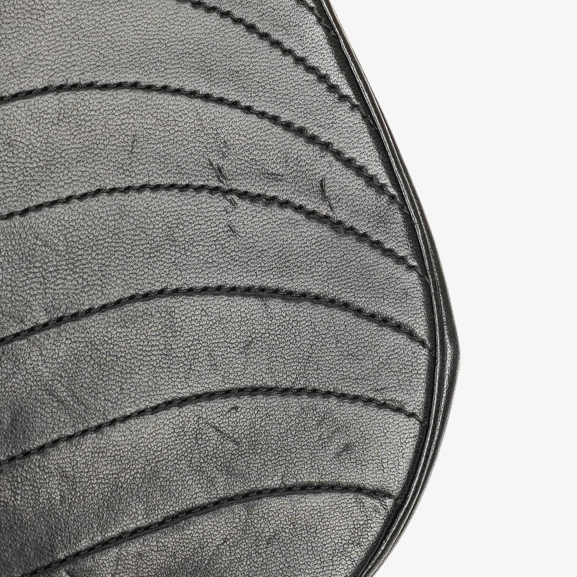 Chanel Classic Half Moon Flap Bag aus schwarzem Lammleder mit 24K vergoldeten Beschlägen