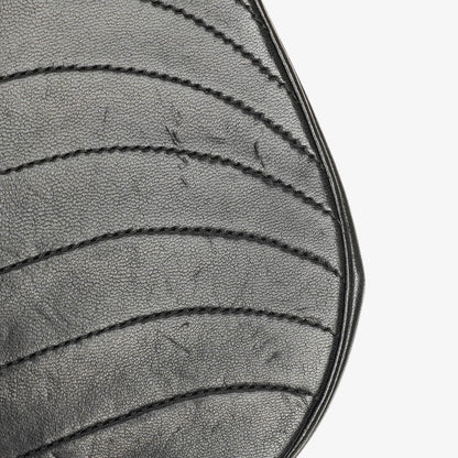 Chanel Classic Half Moon Flap Bag aus schwarzem Lammleder mit 24K vergoldeten Beschlägen